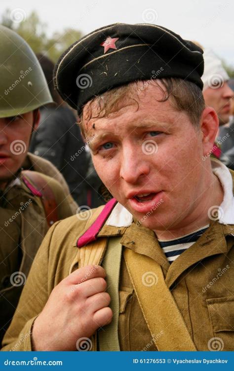 militarny-ponowny-enactor-w-rosyjskiej-sowieci-munduru-drugiej-wojnie-wiatowa-rosyjski-onierz-militarny-eglarz-61276553.thumb.jpg.e98bc7a81b9bd98a19612642e3f87493.jpg