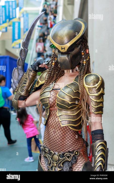 female-predator-cosplay-at-san-diego-comic-con-2018-PHR9GW.thumb.jpg.4596bedb4fcf119aeccb6113ca875956.jpg